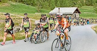 Unterwegs. Teilnehmer von &laquo;B&auml;rg&uuml;f&raquo; zu Fuss und auf dem Fahrrad.