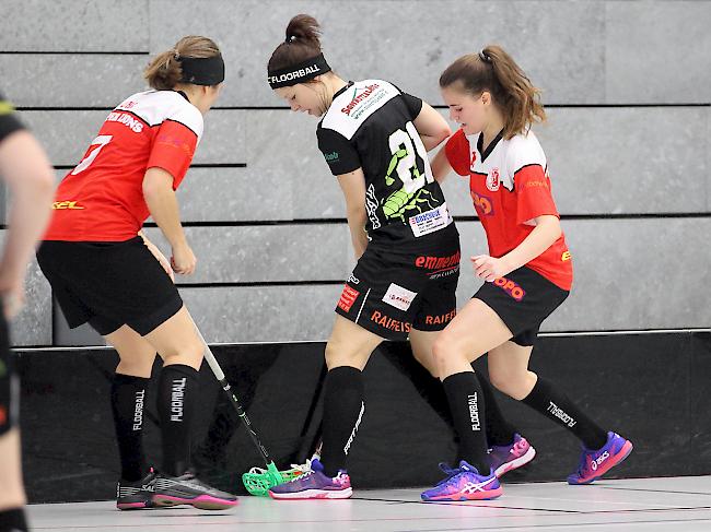 UHC Visper Lions. Im letzten Heimspiel der Saison gewinnen die 1.Liga-Damen ihr Heimspiel gegen La Chaux-de-Fonds mit 10:3.