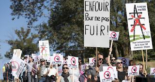 250 Menschen demonstrieren im vergangenen Oktober gegen den Bau der Hochspannungsleitung Chamoson-Chippis. 