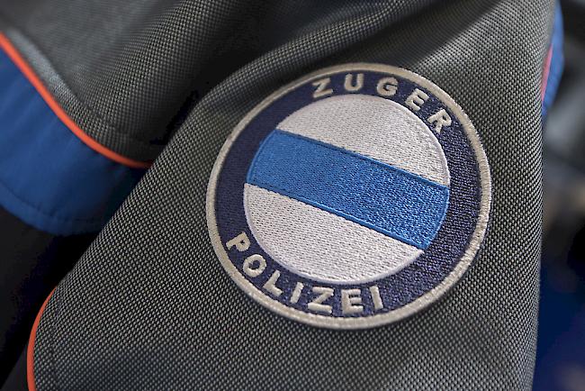 Mitarbeitende der Zuger Polizei stiessen bei Hausdurchsuchungen in zwei Wohnungen in Zug auf grosse Mengen an Chemikalien.