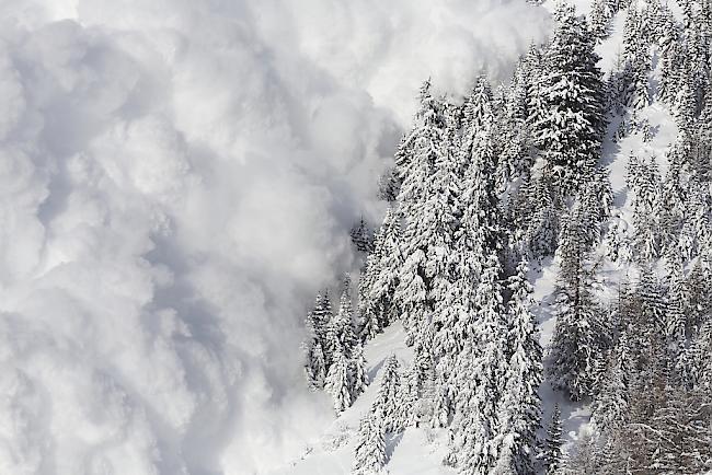 Am Fisetenpass hat sich ein Schneesportler am Freitag aus einer Lawine befreien können. 