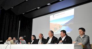 &laquo;Petri Heil&raquo;. Der Vorstand begr&uuml;sst die angereisten Mitglieder an der Delegiertenversammlung der Fischer.