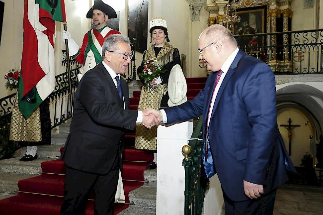 Gemeindepräsident Niklaus Furger (rechts) beglückwünscht Georges Schmid in der Dreikönigskirche.