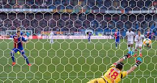 Schl&uuml;sselszene. Vor 21'339 Zuschauern und kurz vor dem Halbzeitpfiff verwandelt der Basle Luca Zuffi einen umstrittenen Foulpenalty zum 1:0. Bei diesem Resultat sollte es bleiben.