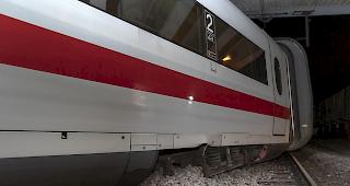 Am Sonntagabend ist in Basel ein ICE aus Deutschland mit rund 240 Menschen an Bord entgleist. 