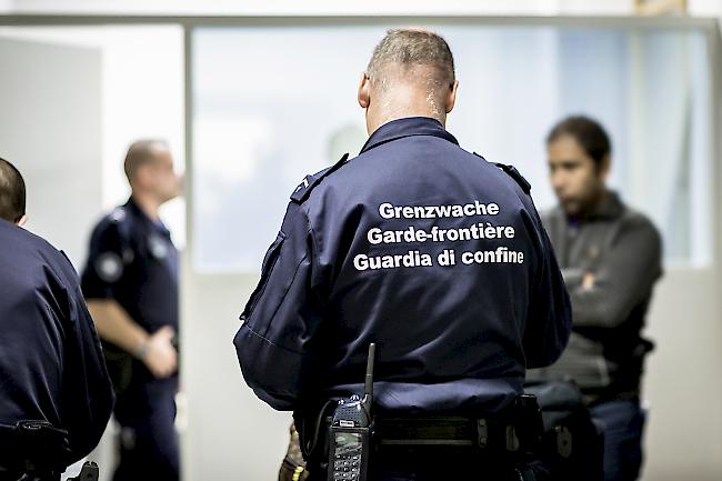 Gemeinsame Patrouillen. die Eidgenössische Zollverwaltung (EZV) und die italienische Grenzpolizei verstärken ihre Zusammenarbeit.
