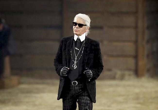 Modeschöpfer Karl Lagerfeld ist 85-jährig gestorben. Er entwarf etwa Outfits für Pop-Stars wie Madonna und Kylie Minogue. (Archivbild)