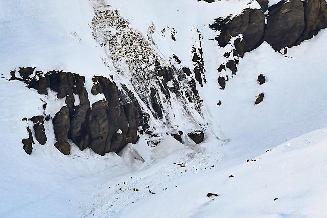 Retter nach Lawinenniedergang in Crans-Montana an der Arbeit.