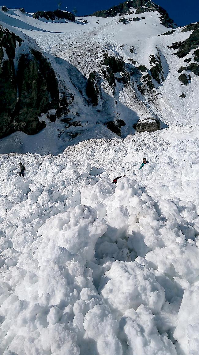 Am Dienstagnachmittag riss eine Lawine in Crans-Montana mehrere Personen mit.