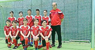 Die U13 aus Brig-Naters mit Trainer Arnold Cicognini.
