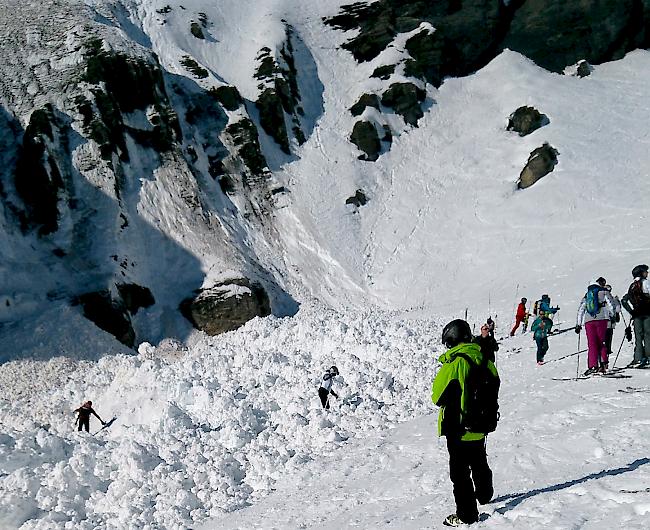 Lawinenopfer. Der 34-jährige Franzose, der als Pistenpatrouilleur im Skigebiet Crans-Montana gearbeitet hat, ist verstorben.