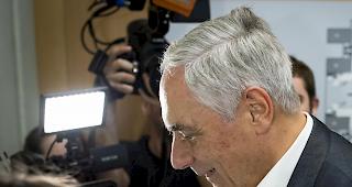 Der ehemalige Chef der UBS AG Gruppe f&uuml;r Westeuropa, Dieter Kiefer, verl&auml;sst am Mittwoch, 20. Februar das Gericht in Paris.