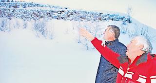 So wars. Markus Walther, Selkingens Gemeindepr&auml;sident 1999, zeigt dem heutigen  Pr&auml;&shy;sidenten, Gerhard Kiechler, den Lawinenverlauf von 1999 und sp&auml;teren Dammbau.