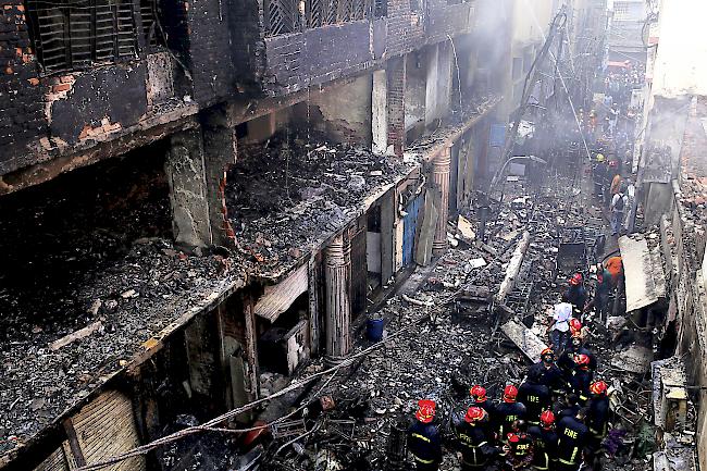 Tragödie. Durch einen Großbrand in Bangladeschs Hauptstadt sind viele Menschen gestorben. Mindestens fünf Häuser, in denen Chemikalien gelagert wurden, fingen Feuer.