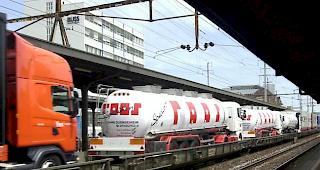 Grossprojekt. In Monthey soll ein neuer Umladebahnhof daf&uuml;r sorgen, mehr Lastwagen auf die Schiene zu verladen. (Symbolbild)