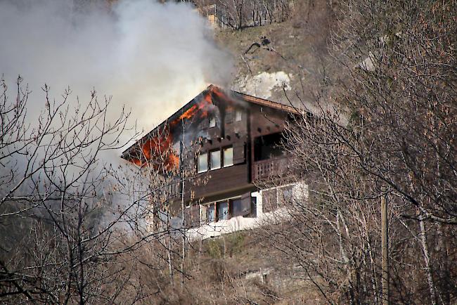 Brandausbruch im Dachgeschoss. Mehrere Einsatzkräfte waren vor Ort, um das Feuer zu löschen.