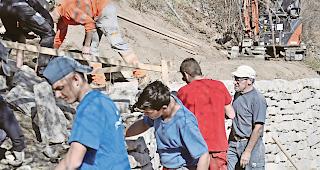 Altes Handwerk. Martin Lutz (rechts) instruiert im Ausserberger &laquo;Chalchofen&raquo; die Maurerlehrlinge.Foto wb