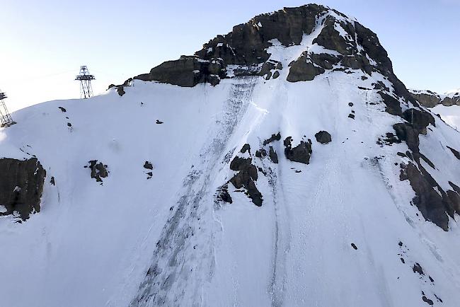 Beim Niedergang einer Lawine auf die Piste Kandahar in Crans-Montana kam am Dienstagnachmittag ein 34-jähriger Pistenpatrouilleur ums Leben.