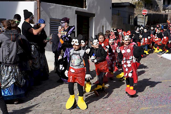 Viele kleine «Maschgini» waren am Samstag in Naters zu sehen.