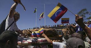 Die umstrittenen Hilfslieferungen f&uuml;r Venezuela aus Kolumbien und Brasilien sind an den Grenz&uuml;berg&auml;ngen in t&ouml;dlichem Chaos steckengeblieben. 