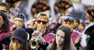 <b>Von jung bis alt und sowieso farbenfroh.</b> Impressionen vom Umzug in Leuk-Stadt.