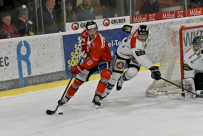 Fabian Brem (links) und Visp gegen Oltens Ex-Visper Tim Bucher am Puck, aber 0:2 zurück.