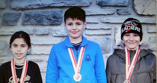 Sieger in der Kategorie A (v.l.):  Quirin Kalbermatten vor Am&eacute;lie Bellwald (beide Visp) und Dorian Saillen (Val d&rsquo;Illiez)
 