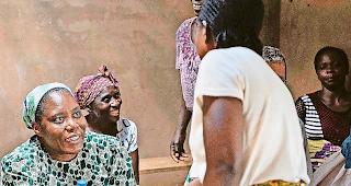 Zu den Menschen gehen. Die N&auml;he zu den Menschen ist S&oelig;ur Nathalie sehr wichtig: In den D&ouml;rfern rund um die Rohstoff-Minen im Kongo informiert sie sich &uuml;ber die Sorgen der Bev&ouml;lkerung. 