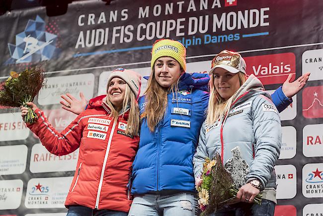 Kein erster Weltcup-Podestplatz für Joana Hählen (links). Im überarbeiteten Klassement wird Nicole Schmidhofer als Zweite und Corinne Suter als Dritte geführt (statt Lara Gut-Behrami, rechts). Siegerin bleibt Sofia Goggia (mitte).