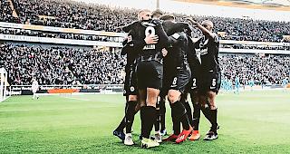 Haben derzeit viel Grund zum Jubeln. Der Walliser Gelson Fernandes (ganz rechts mit der Nummer 5) und sein Klub Eintracht Frankfurt.Foto facebook.com