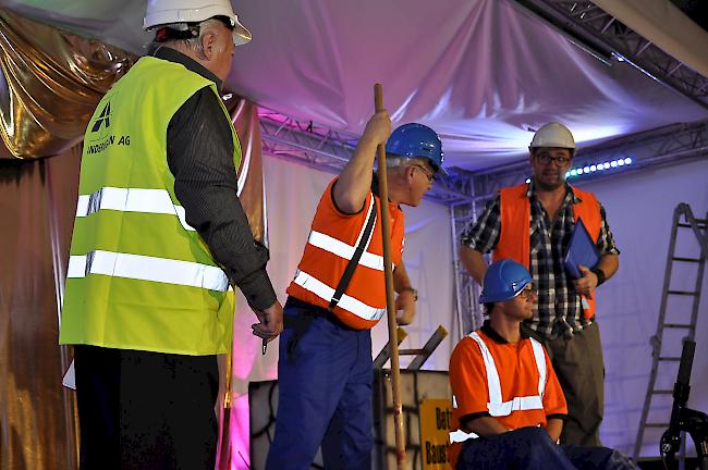 Slapstickeinlagen vom Feinsten: Der Bautrupp als «Du meine Güte» während der SUVA-Kontrolle.