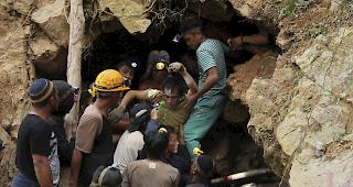 Retter tragen einen &Uuml;berlebenden aus einer eingest&uuml;rzten Mine in Bolaang. Durch den Zusammenbruch einer nicht lizenzierten Goldmine in Indonesien wurden Dutzende von Menschen begraben. Retter gruben am Mittwoch mit blossen H&auml;nden und landwirtschaftlichen Werkzeugen nach Opfern.