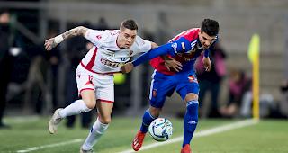 Umk&auml;mpfte Partie. Der Sittener Adryan im Duell mit dem Basler Petretta.