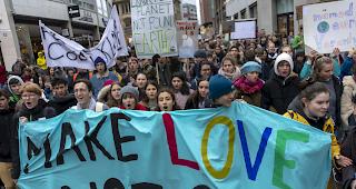 Demonstranten protestieren am Freitag in Basel im Zuge der Bewegung Klimastreik gegen den Klimawandel und die globale Klimapolitik. Am 15. M&auml;rz ist ein weltweiter Aktionstag geplant. 