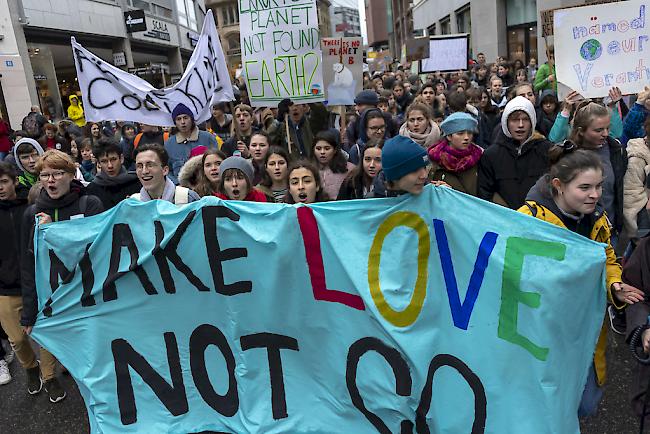 Demonstranten protestieren am Freitag in Basel im Zuge der Bewegung Klimastreik gegen den Klimawandel und die globale Klimapolitik. Am 15. März ist ein weltweiter Aktionstag geplant.