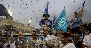 Der evangelikale B&uuml;rgermeister Marcelo Crivella &uuml;berliess die &Uuml;bergabe des glitzernden Schl&uuml;ssels an &laquo;K&ouml;nig Momo&raquo; Rios Tourismus-Chef Marcelo Alves. Crivella gilt als Karnevals-Gegner.