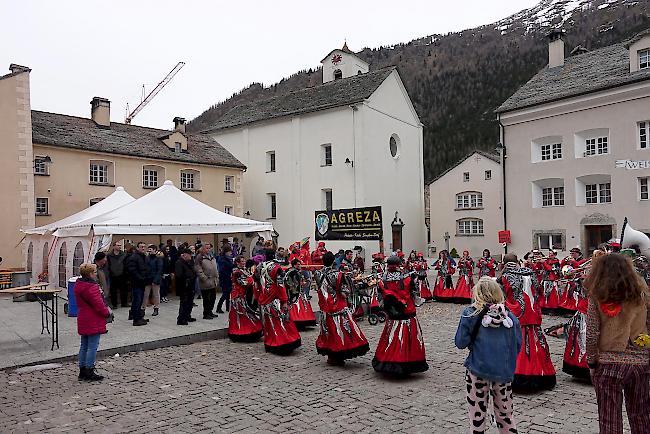 Fasnachtstreiben auf dem Simpiler Dorfplatz mit den «Chuitfrässärn».