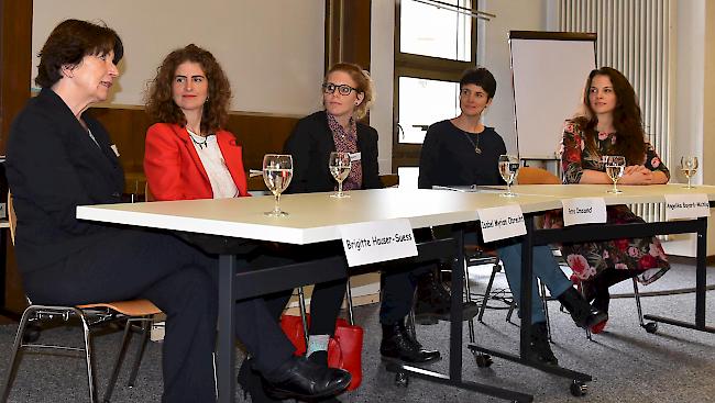 Anregend. Brigitte Hauser-Süess, Isabel Myriam Obrecht, Petra Imsand, Angelika Bayard-Michlig und Pia-Maria Laux (von links) am Podium 
im Bildungshaus St. Jodern: anregendes Gespräch.