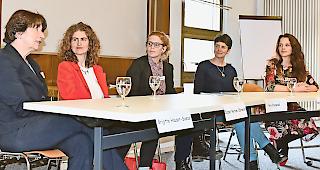 Anregend. Brigitte Hauser-S&uuml;ess, Isabel Myriam Obrecht, Petra Imsand, Angelika Bayard-Michlig und Pia-Maria Laux (von links) am Podium  im Bildungshaus St. Jodern: anregendes Gespr&auml;ch.