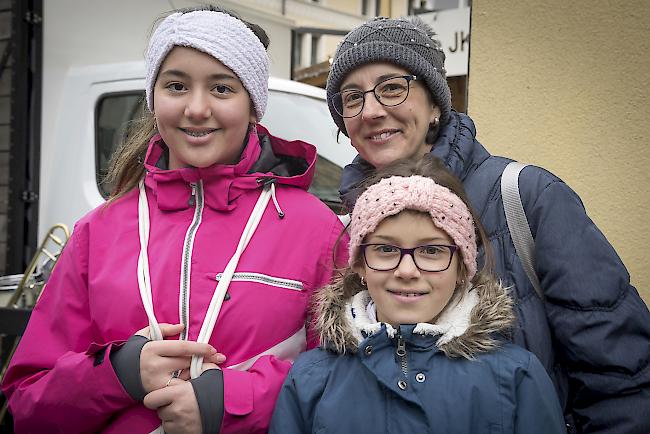 Melanie (15), Michelle (11) und Scarlett Spadaro (43), Naters.