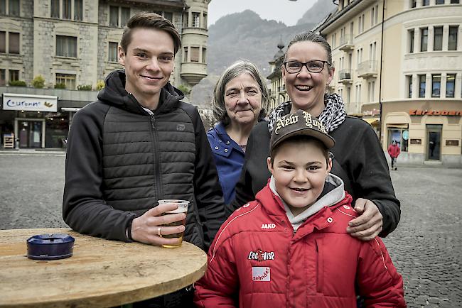 Aaron (20), Astrid (64), Katja (41) und David Rüttimann (10), Glis.