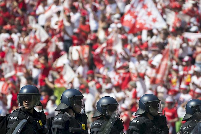 Nach langen Ermittlungen konnten die Neuenburger Polizei und die Walliser Kantonspolizei etwa 50 Sittener Fans identifizieren und anzeigen.