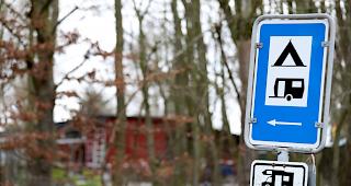 Am Sonntag ist ein zw&ouml;lfj&auml;hriges M&auml;dchen von der Polizei aus einem Campingwagen in einem Naherholungsgebiet in Bonn befreit worden. 