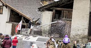 &laquo;Viola Amherd r&auml;umt auf&raquo;, steht auf dem Panzer geschrieben.