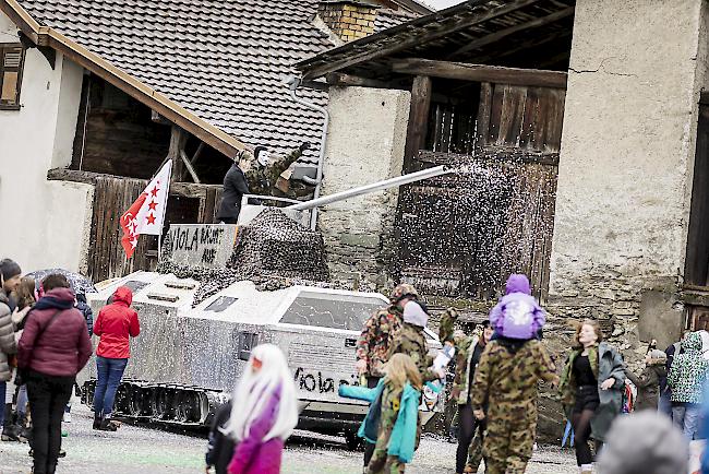«Viola Amherd räumt auf», steht auf dem Panzer geschrieben.
