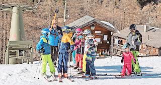 Los gehts. Die Binner Schulkinder machen sich startklar f&uuml;r eine Abfahrt auf ihrer &shy;Hauspiste.