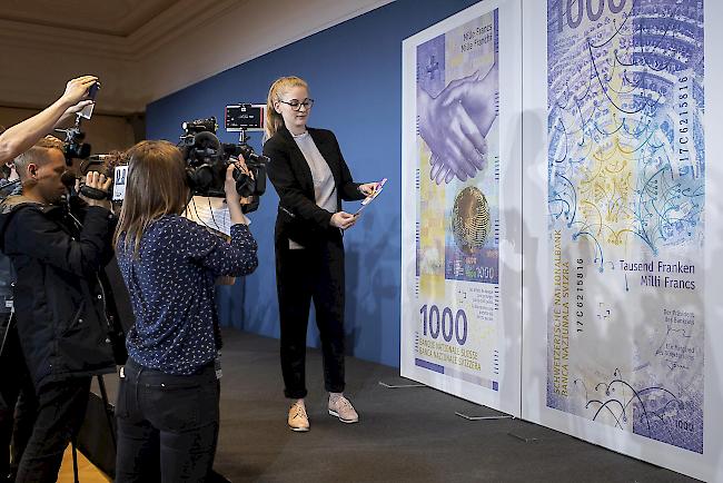 Journalisten filmen am Dienstag in Zürich das Erscheinungsbild der neuen 1000er-Note. Die neue Banknote kommt am 13. März in Umlauf.