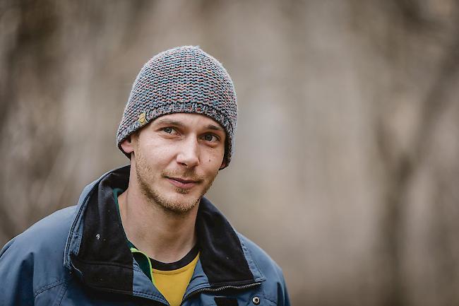 Der Vorarbeiter. Fabian Andereggen beaufsichtigt die Arbeit des Forstwarts und gibt Anweisungen.