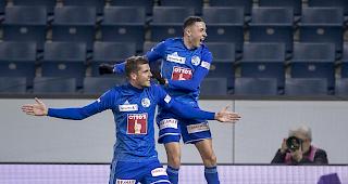 Pascal Schuerpf (links) und Ruben Vargas von Luzern feiern das 2:0 beim Schweizer Cup