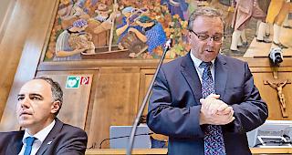 Gehackt. Auch die Kontodaten von Christophe Darbellay und Roberto Schmidt (rechts) sind betroffen.